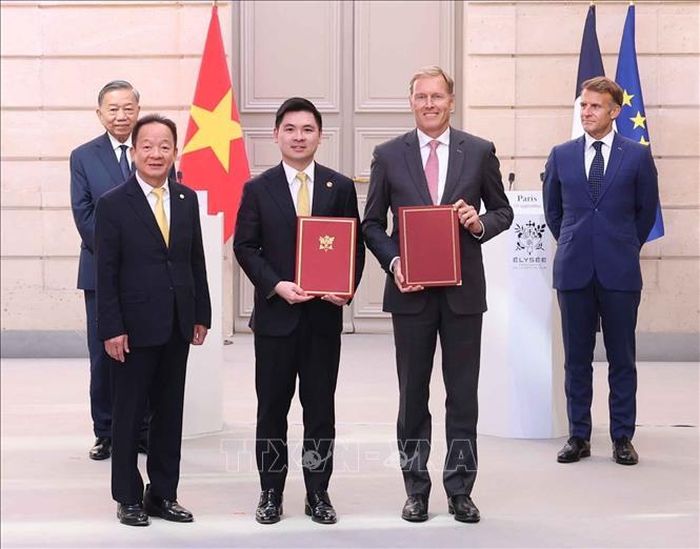 Tổng Bí thư, Chủ tịch nước Tô Lâm và Tổng thống Pháp Emmanuel Macron chứng kiến trao văn kiện và thoả thuận hợp tác giữa hai nước. Ảnh: Thống Nhất/TTXVN