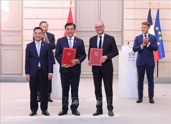 Tổng Bí thư, Chủ tịch nước Tô Lâm và Tổng thống Pháp Emmanuel Macron chứng kiến trao văn kiện và thoả thuận hợp tác giữa hai nước. Ảnh: Thống Nhất/TTXVN