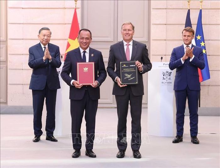 Tổng Bí thư, Chủ tịch nước Tô Lâm và Tổng thống Pháp Emmanuel Macron chứng kiến trao văn kiện và thoả thuận hợp tác giữa hai nước. Ảnh: Thống Nhất/TTXVN