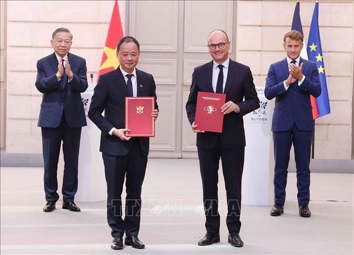 Tổng Bí thư, Chủ tịch nước Tô Lâm và Tổng thống Pháp Emmanuel Macron chứng kiến trao văn kiện và thoả thuận hợp tác giữa hai nước. Ảnh: Thống Nhất/TTXVN