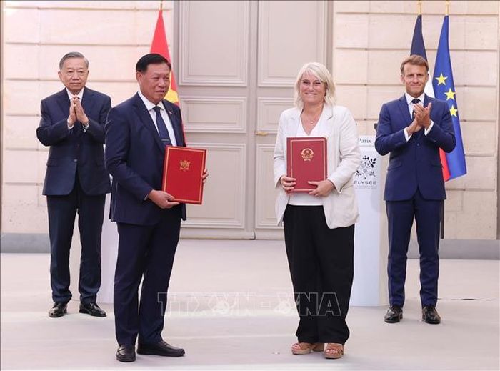 Tổng Bí thư, Chủ tịch nước Tô Lâm và Tổng thống Pháp Emmanuel Macron chứng kiến trao văn kiện và thoả thuận hợp tác giữa hai nước. Ảnh: Thống Nhất/TTXVN