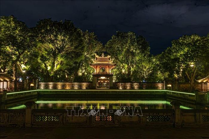 Khuê Văn Các và Hồ Văn được thắp sáng lung linh trong tour đêm "Tinh hoa đạo học" tại Văn Miếu - Quốc Tử Giám. Việc nâng cấp hạ tầng chiếu sáng nghệ thuật tại các di sản trọng điểm không chỉ tạo nên diện mạo mới ấn tượng cho Thủ đô về đêm mà còn là bước đi quan trọng trong chiến lược phát triển kinh tế đêm gắn với du lịch văn hóa. Ảnh: Tiến Long/TTXVN phát