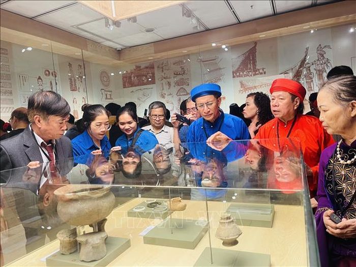 Trưng bày “Những khám phá khảo cổ từ Vườn Chuối" ứng dụng công nghệ 3D, 3D mapping và phim ngắn, tái hiện đời sống cư dân Tiền Đông Sơn - Đông Sơn, giúp công chúng trải nghiệm trực quan, sinh động hơn về lịch sử Thăng Long. Ảnh: Tuyết Mai/TTXVN