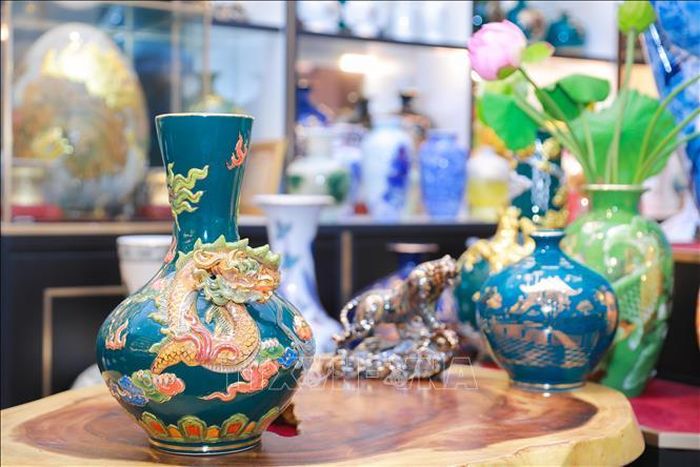 Các sản phẩm gốm Bát Tràng ngày càng đa dạng về mẫu mã, ổn định về chất lượng, đáp ứng tốt các tiêu chuẩn khắt khe của thị trường quốc tế. Ảnh: Phan Phương/TTXVN