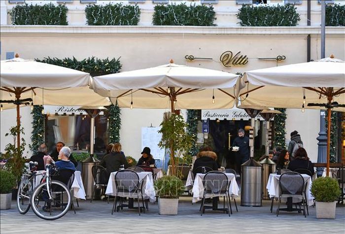 Trong ảnh: Thực khách dùng bữa tại một nhà hàng ở Rome, Italy. Ảnh: THX/TTXVN