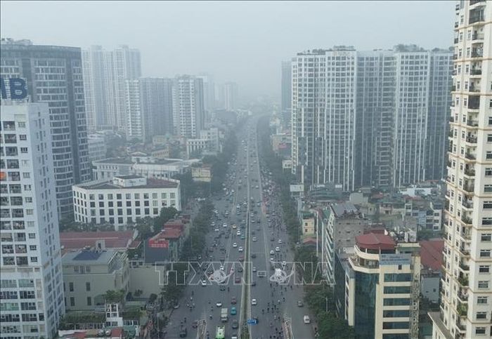 Đường phố Hà Nội sáng 3/12/2025 chìm trong bụi mịn và sường mù dày đặc. Ảnh tư liệu: Phan Phương/TTXVN