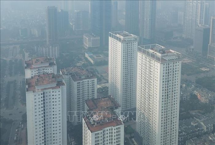 Nhiều toà nhà cao tầng khu Cầu Giấy, Hà Nội, chìm trong bụi mịn và sương mù dày đặc. Ảnh: Phan Phương/TTXVN
