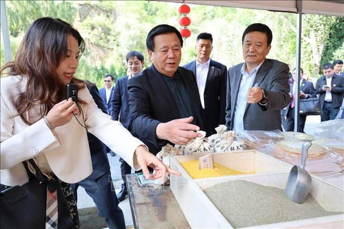 Đồng chí Nguyễn Xuân Thắng khảo sát thực tế tình hình thực tế tại các địa chỉ cách mạng của Trung Quốc.