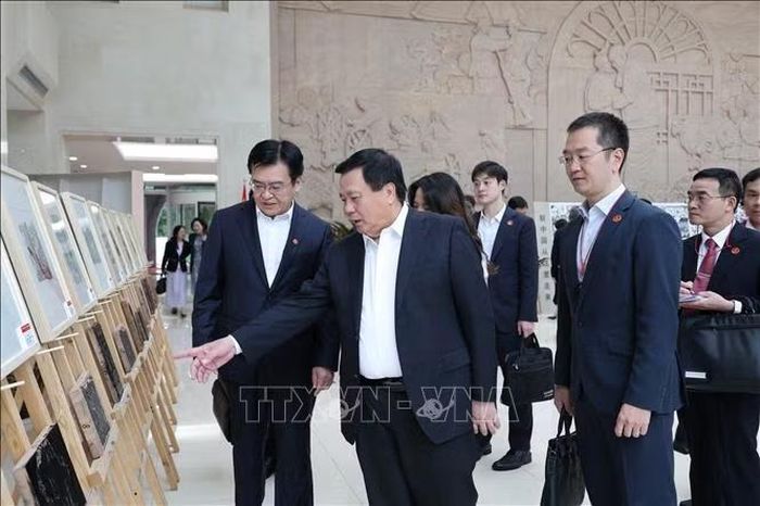 Đoàn đại biểu Hội đồng Lý luận Trung ương làm việc với lãnh đạo chủ chốt Học viện Cán bộ Diên An, Trung Quốc.