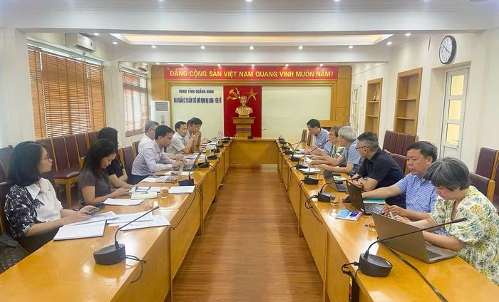 Cục Di sản văn hóa và các chuyên gia khảo sát tại Di sản Thế giới Vịnh Hạ Long - Quần đảo Cát Bà.