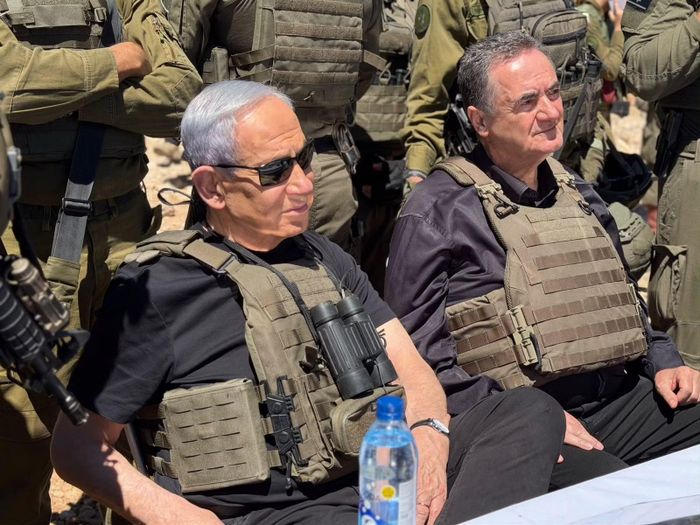Thủ tướng Israel Benjamin Netanyahu và Bộ trưởng Quốc phòng Israel Katz trong chuyến thị sát gần đây tới Núi Hermon thuộc lãnh thổ Syria. Ảnh: GPO