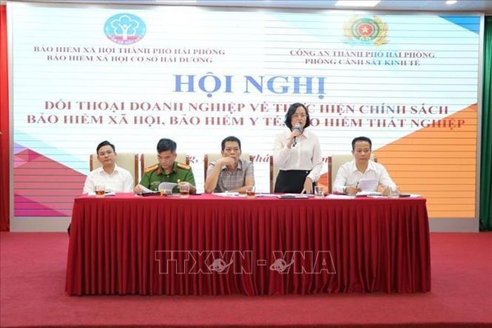 Đại diện lãnh đạo, các phòng ban cơ quan Bảo hiểm xã hội và Phòng Cảnh sát Kinh tế Công an thành phố Hải Phòng giải đáp các vướng mắc và thông tin thêm để doanh nghiệp rõ hơn về những nội dung liên quan.