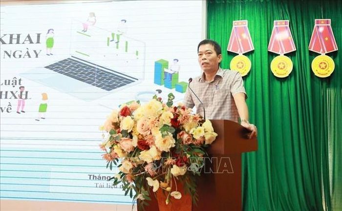 Ông Mạc Thanh Giang, Phó Giám đốc Bảo hiểm xã hội thành phố Hải Phòng thông tin triển khai các quy định của pháp luật về chính sách bảo hiểm xã hội, bảo hiểm y tế, bảo hiểm thất nghiệp.