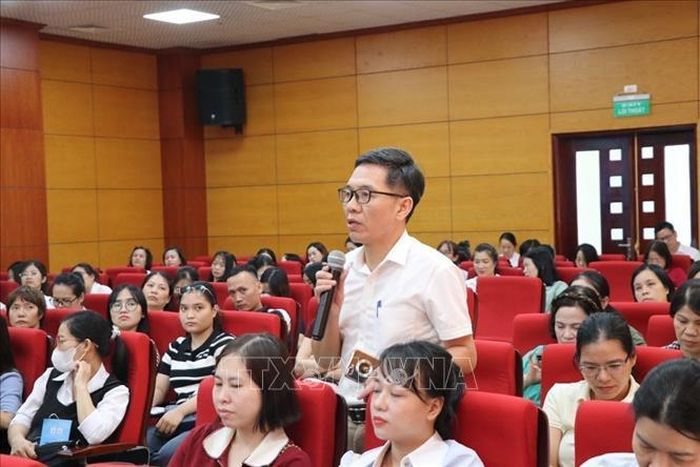 Đại diện các doanh nghiệp nêu ý kiến, câu hỏi tại chương trình đối thoại.