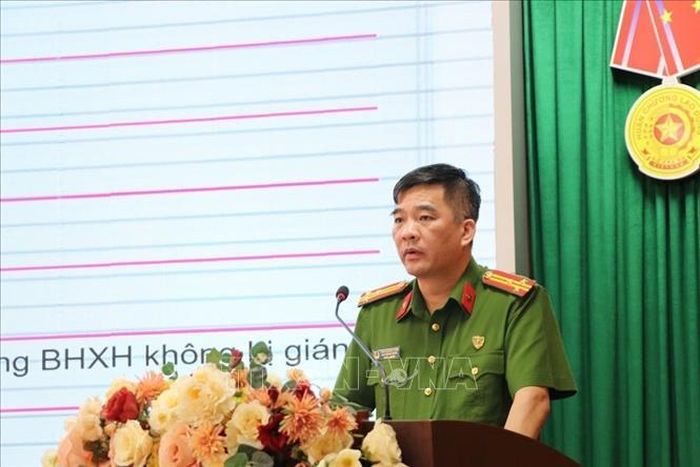 Thượng tá Trần Quang Tuấn, Phó Trưởng phòng Cảnh sát Kinh tế, Công an thành phố Hải Phòng trao đổi chuyên đề về trách nhiệm pháp lý trong thực hiện chính sách bảo hiểm xã hội, bảo hiểm y tế, bảo hiểm thất nghiệp.