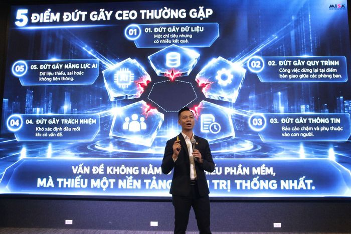 Ông Huỳnh Văn Thành, Phó Giám đốc Tư vấn Chuyển đổi số (Tập đoàn MISA), chia sẻ tại hội thảo.