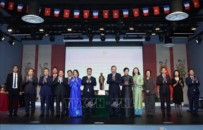Tổng Bí thư, Chủ tịch nước Tô Lâm và Phu nhân với các đại biểu. Ảnh: Thống Nhất/TTXVN
