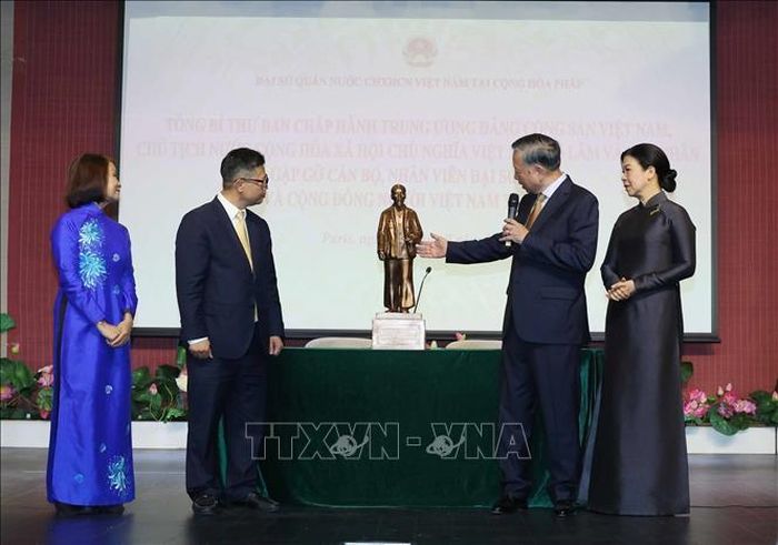 Tổng Bí thư, Chủ tịch nước Tô Lâm và Phu nhân tặng bức tượng Chủ tịch Hồ Chí Minh cho Đại sứ quán Việt Nam tại Pháp. Ảnh: Thống Nhất/TTXVN