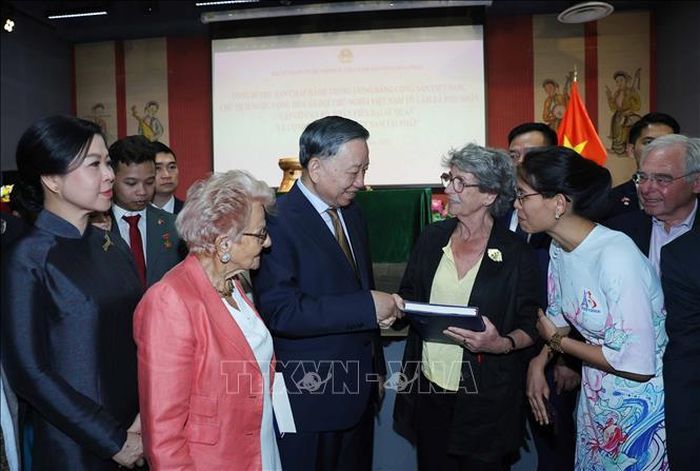 Tổng Bí thư, Chủ tịch nước Tô Lâm và Phu nhân với các đại biểu. Ảnh: Thống Nhất/TTXVN