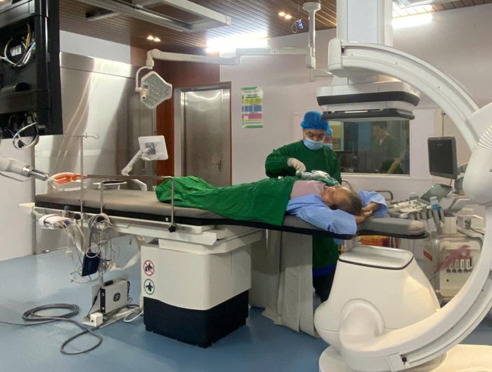 Bệnh nhân điều trị u nang gan kích thước lớn không cần phẫu thuật bằng hệ thống chụp mạch số hóa xóa nền (DSA) Allia IGS 5 tại Bệnh viện Đa khoa Phương Bắc (Tuyên Quang).