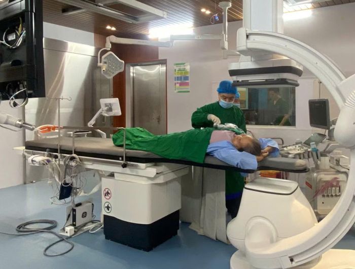 Bệnh nhân điều trị u nang gan kích thước lớn không cần phẫu thuật bằng hệ thống chụp mạch số hóa xóa nền (DSA) Allia IGS 5 tại Bệnh viện Đa khoa Phương Bắc (Tuyên Quang).