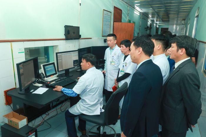 Sử dụng thiết bị y tế công nghệ cao giúp các bác sĩ Bệnh viện Đa khoa tỉnh Tuyên Quang phát hiện thành công nhiều ca bệnh phức tạp.