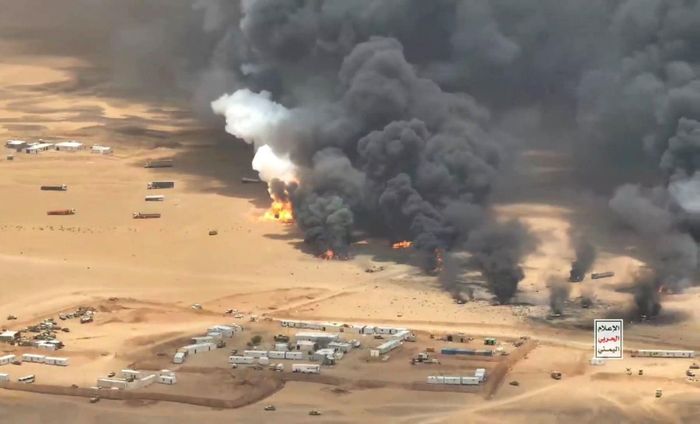Xe tải được cho là vận chuyển thiết bị quân sự từ Saudi Arabia tới căn cứ quân sự Al-Wadiah ở tỉnh Hadramout, Yemen bốc cháy sau khi trúng tên lửa của lực lượng Houthi, ngày 7/9/2026. Ảnh: THX/TTXVN