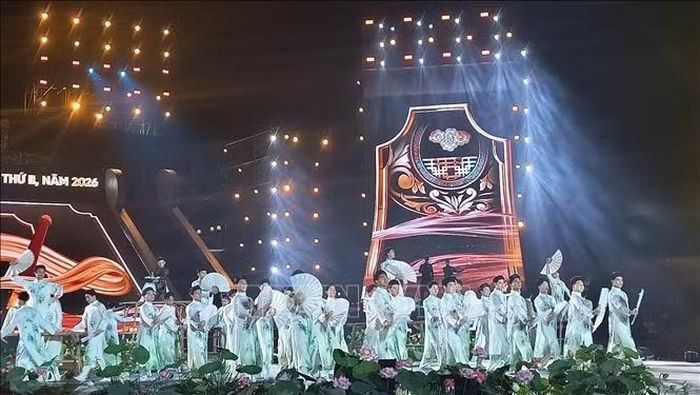 Tiết mục biểu diễn nghệ tbuật tại lễ khai mạc Festival Thăng Long - Hà Nội lần thứ II năm 2026 với chủ đề “Dòng chảy di sản - Heritage Flow”. Ảnh: TTXVN phát