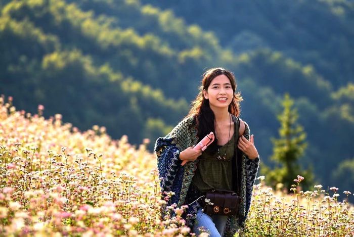 Du khách lưu lại khoảnh khắc đẹp giữa sắc hoa cao nguyên.