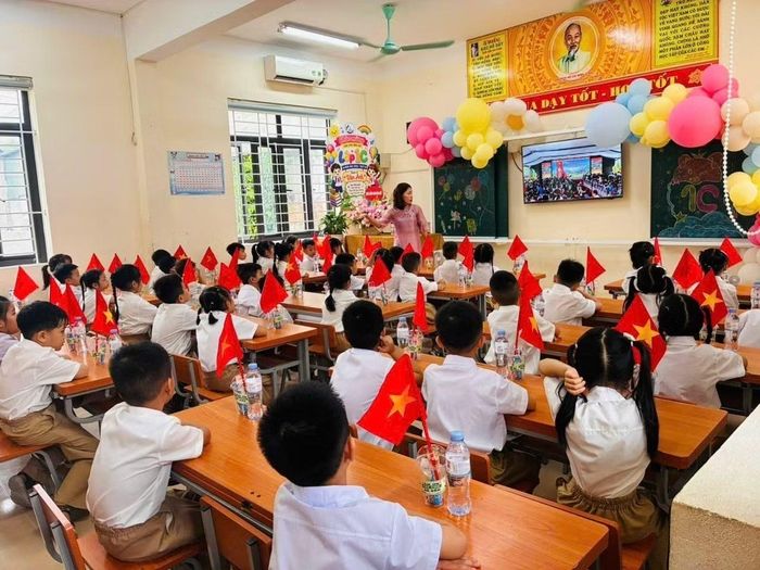 Trong thời gian chờ bổ sung giáo viên, trường Tiểu học và THCS Lương Chí đã chủ động sắp xếp lại đội ngũ giáo viên hiện có, phân công thời khóa biểu khoa học, điều động giáo viên cơ động khắc phục tạm thời tình trạng thừa thiếu giáo viên cục bộ giữa các phân hiệu.