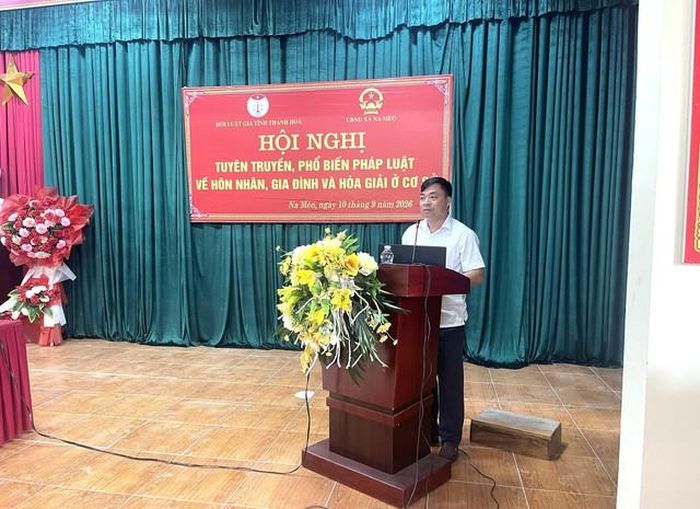 Luật gia Lê Tiến Luân tập trung làm rõ các nội dung của Luật Hôn nhân và gia đình như: tảo hôn, hôn nhân cận huyết truyền đạt tới Hội nghị.