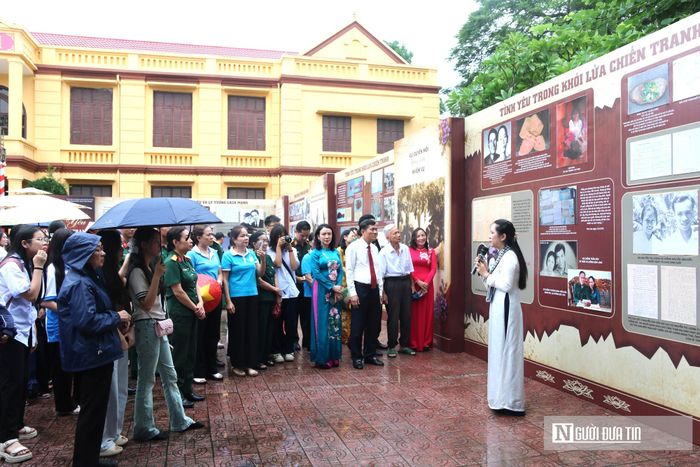 Trưng bày chuyên đề “Tình yêu trong chiến tranh” thu hút đông đảo người dân đến tham gia.