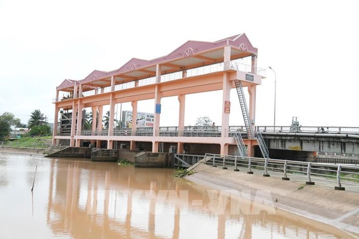 Cống Bảo Định điều tiết nguồn nước, ngăn mặn xâm nhập, trữ ngọt và phòng chống triều cường bảo vệ sản xuất nông nghiệp. Ảnh: Công Trí-TTXVN