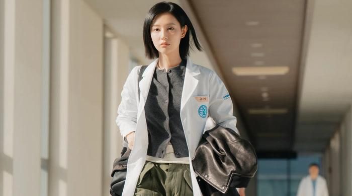 Doctor X mang đến màu sắc y khoa pha trộn tâm lý và giật gân, với Kim Ji Won đảm nhận vai chính. Nhân vật Gye Soo Jung là một bác sĩ phẫu thuật tài năng, không chỉ dùng chuyên môn để cứu người mà còn đối đầu với những bất cập và góc khuất trong môi trường bệnh viện. Bộ phim dự kiến có 12 tập và được phát hành trên Netflix song song với lịch phát sóng tại Hàn Quốc từ ngày 9/10.