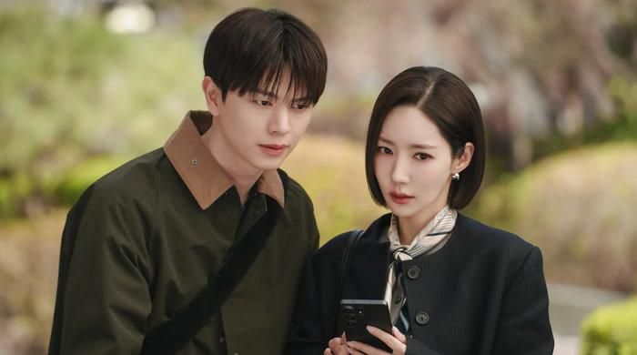 Nine to Six hướng đến khán giả yêu thích dòng hài lãng mạn công sở. Park Min Young vào vai Kang I Ji, một nữ trưởng phòng pháp chế dành phần lớn thời gian cho sự nghiệp và gần như gác chuyện tình cảm sang một bên. Mọi thứ thay đổi khi Han Seon U, do Yook Sung Jae thủ vai, xuất hiện với tư cách thực tập sinh. Go Soo, Joo Hyun Young và Choi Ji Su cũng góp mặt trong dự án. Netflix hiện xác nhận phim sẽ ra mắt trong nửa cuối năm 2026, trong khi tháng 11 là khung thời gian được các nguồn theo dõi lịch phát hành ghi nhận.