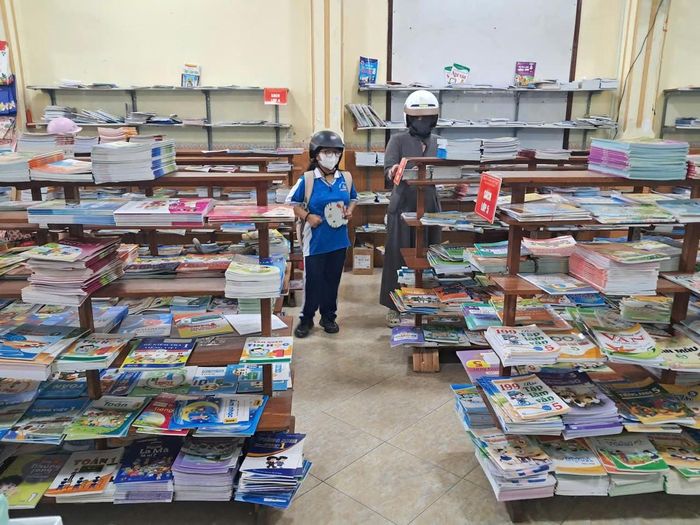 Phụ huynh đưa con đi tìm sách giáo khoa