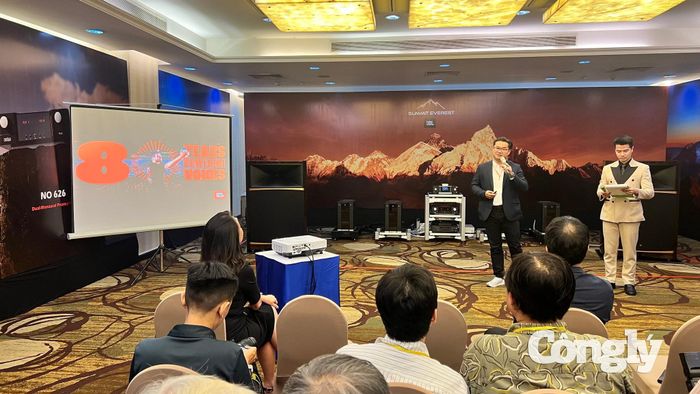Đại diện hãng JBL giới thiệu các thành tựu trong di sản 80 năm thành lập