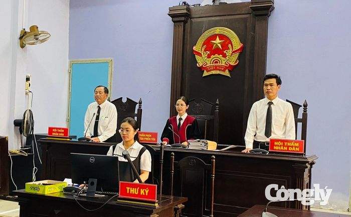 Hội đổng xét xử phiên tòa