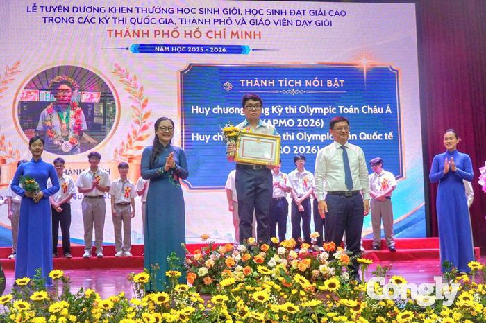Tuyên dương các em học sinh có thành tích tiêu biểu.