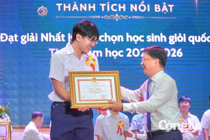 Phó Chủ tịch UBND TP.HCM Nguyễn Mạnh Cường trao Bằng khen cho học sinh tiêu biểu.