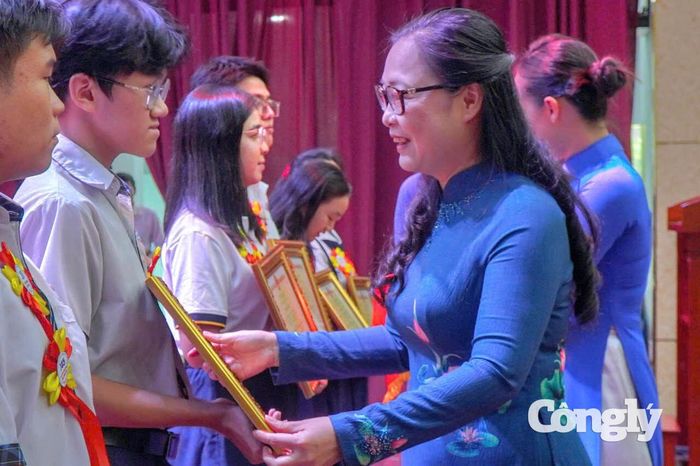Thứ trưởng Bộ Giáo dục và Đào tạo Nguyễn Thị Quyên Thanh trao Bằng khen cho các học sinh tiêu biểu.