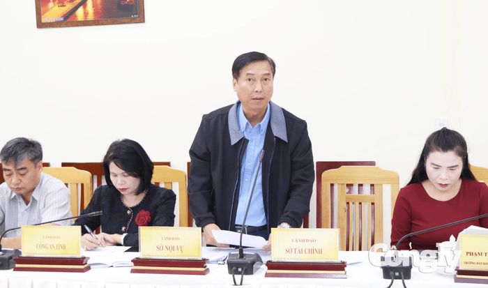 Lãnh đạo nhiều sở, ngành báo cáo giải trình tại cuộc họp.