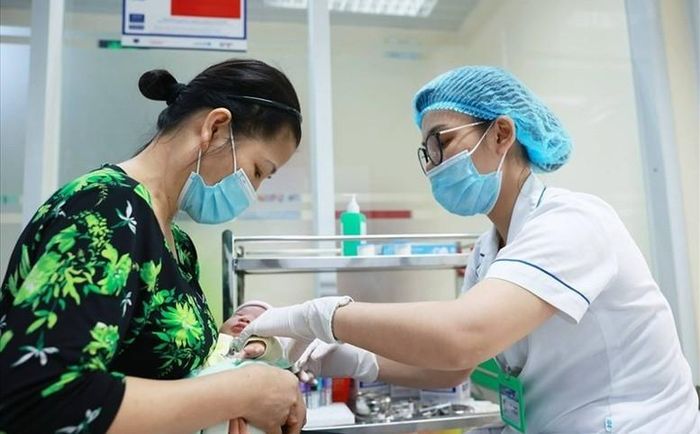 Phụ cấp ưu đãi nghề được tính theo tỷ lệ phần trăm (%) trên hệ số lương hiện hưởng cộng phụ cấp chức vụ lãnh đạo, hệ số chênh lệch bảo lưu (nếu có), phụ cấp thâm niên vượt khung (nếu có) của đối tượng được hưởng. (Ảnh: VGP)