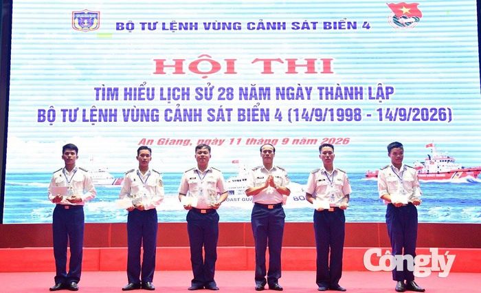 Thủ trưởng BTL Vùng trao giải cho các cho các cá nhân xuất sắc