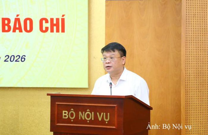 Ông Bùi Huy Tùng, Chánh Văn phòng Bộ Nội vụ phát biểu tại họp báo.