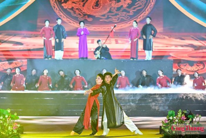 Đặc biệt, “Giao thoa Đa sắc” mở rộng không gian văn hóa của Festival với sự tham gia của các đoàn nghệ thuật đến từ Thành phố Hồ Chí Minh, Huế, Điện Biên, Đắk Lắk cùng các đoàn nghệ thuật quốc tế của Hàn Quốc, Nhật Bản và Ấn Độ.