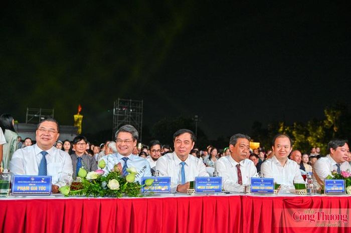 Tới dự Lễ khai mạc có đồng chí Phạm Gia Túc, Ủy viên Bộ Chính trị, Bí thư Trung ương Đảng, Phó Thủ tướng Thường trực Chính phủ, cùng lãnh đạo các ban, bộ, ngành Trung ương, thành phố Hà Nội và đông đảo đại biểu, khách mời trong nước, quốc tế.
