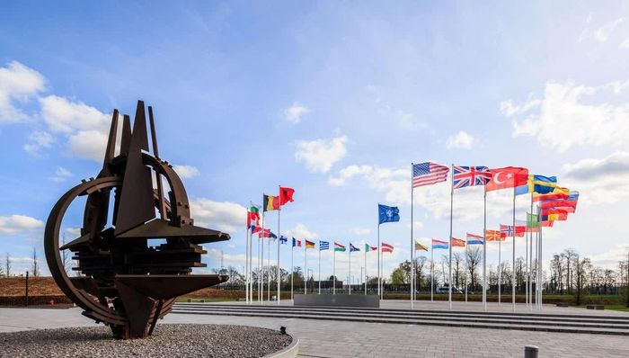 Khu vực treo cờ các nước thành viên tại trụ sở chính của NATO ở Brussels, Bỉ. Ảnh: NATO.
