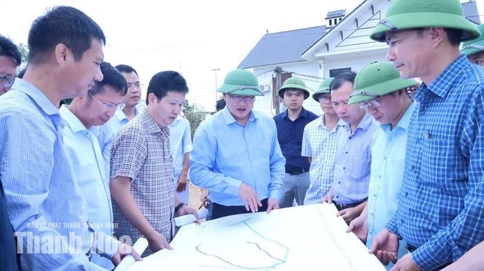 Phó Chủ tịch Thường trực UBND tỉnh Mai Xuân Liêm và đoàn công tác kiểm tra hiện trạng thi công Dự án Phát triển tổng hợp các đô thị động lực - Tiểu dự án đô thị Tĩnh Gia.