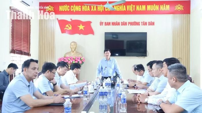 Phó Chủ tịch Thường trực UBND tỉnh Mai Xuân Liêm chỉ đạo công tác GPMB tại phường Tân Dân.